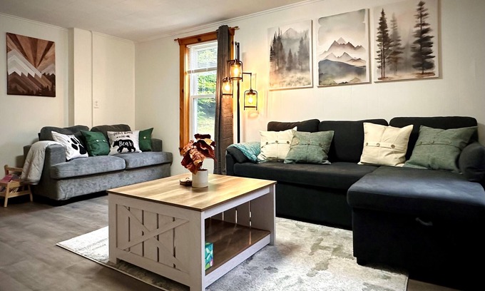 North Woodstock House | New 4BR Mtn Retreat w/Game Room, Fire Pit & Grill