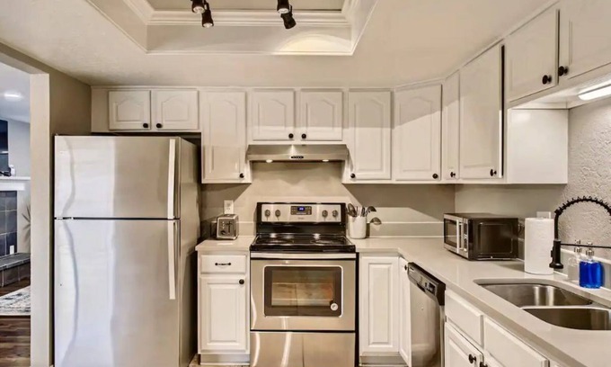 Lamar Heights Area House | New! 4BR Retreat | Ping-Pong | Marvel Kids Rm