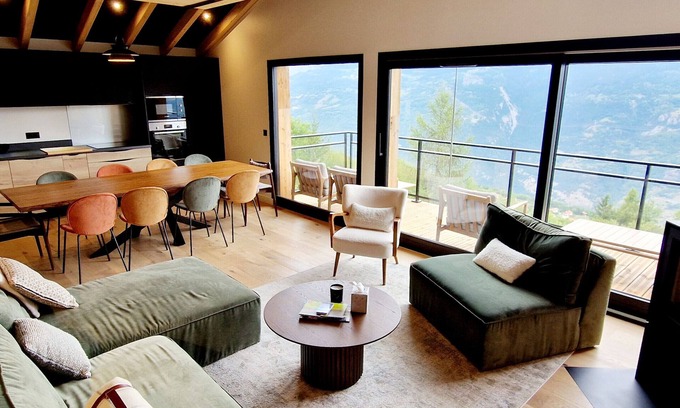 Montalbert Ski Chalet | New 5-bedroom chalet with sauna and parking, ski-in/ski-out