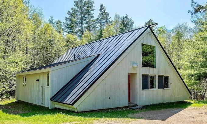 Jamaica Ski Chalet | New! 7 min to Stratton access road, Hiking, HotTub Sauna EV