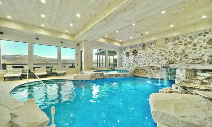 Gatlinburg - Pigeon Forge Cabin | NEW AMAZING! PrivatePickleball~HotTub~FirePit~IndoorPool~Theater-Game Rm-Sleep33