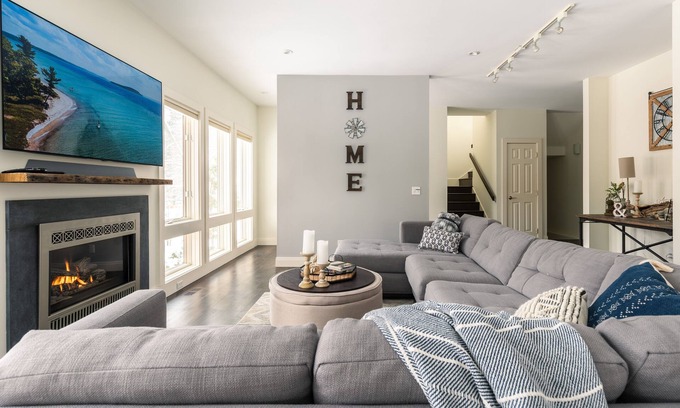 Saugatuck Cottage | NEW Artistic Modern Cottage/SCREENED Porch/Fire Pit/Giant Theater/Game RM