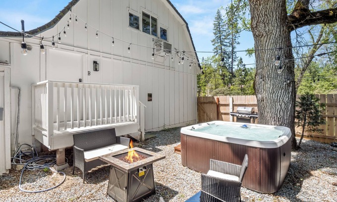 Oakhurst House | New Barn Stay with Hot Tub, Game Room, BBQ & Fire Pit!