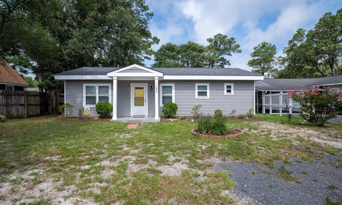 Tranquil Harbour Cottage | New - Beach Break Bungalow- Private Hot Tub-Fenced Yard-Oak Island
