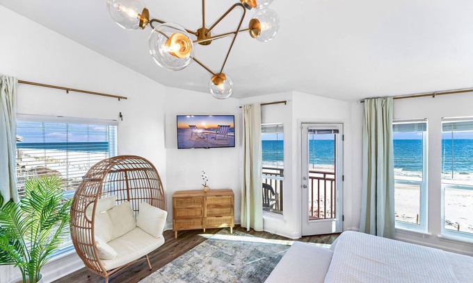 East End House | New~Beachfront~Pet Friendly~BeachGear~Pool Access~