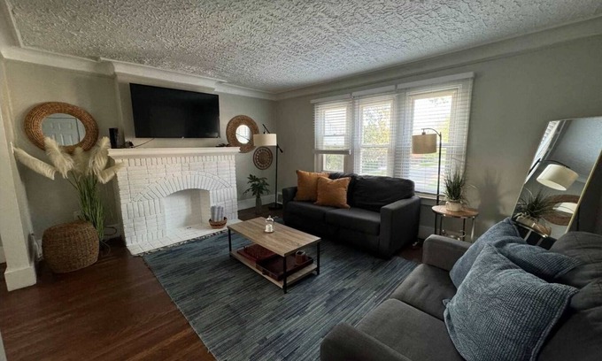 Detroit House | NEW! Bright 2BR Upper Duplex | University District
