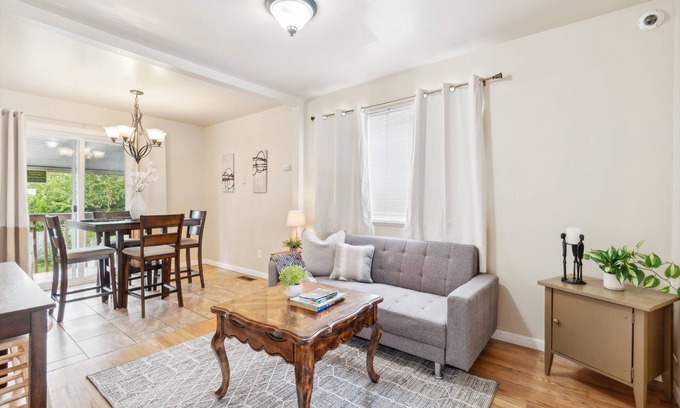 Brighton House | NEW! Brighton Guesthouse (Walk to Metro)