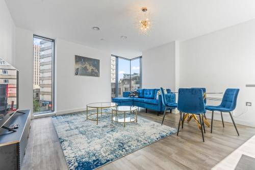 The Westside Apartment | NEW BUILD - Modern Lux Broad St City Centre 2 Bedroom Apt, 2 Bathroom - Birmingham City Centre - Smart TVs with Netflix - Long Stays Allowed - 5 mins walk to Brindley Place, 1 min to Broad Streets Bars and Restaurants