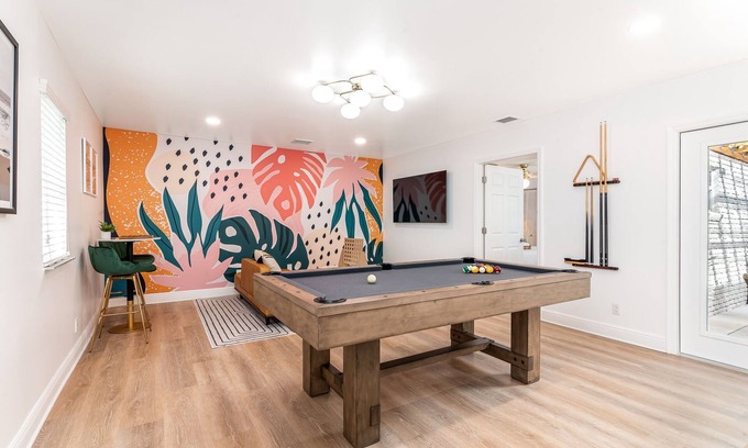 Middle River Terrace House | NEW ~ Casa Olita retreat w/pool table - 5 mins from the beach!
