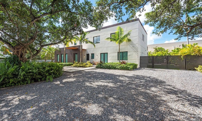 Ludlam House | New Central Miami Home, Sleeps 20, 70' TV, Pool, Game Room, Spacious Backyard