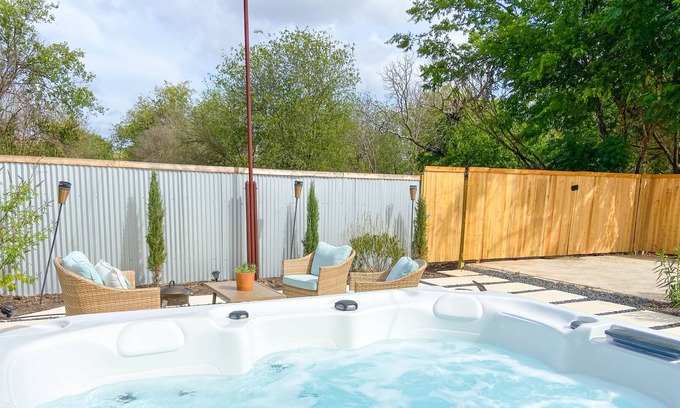 Kerrville Cottage | NEW! ❤️ Charming Cottage downtown HOT TUB & Firepit Sleeps 6, 2-King suites