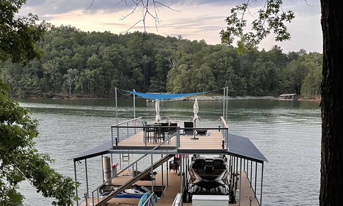 Gainesville House | NEW - Charming Lakefront Cottage with 2-Story Dock on Deep Water