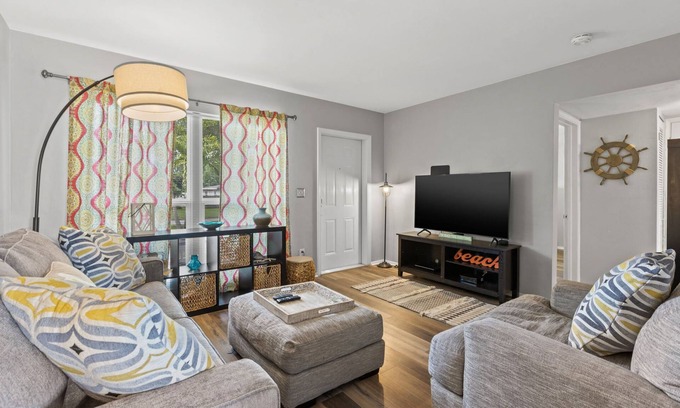 Dunedin House | NEW!Cheerful 2BD Home|DOGS OK| Mins Drive to Beach