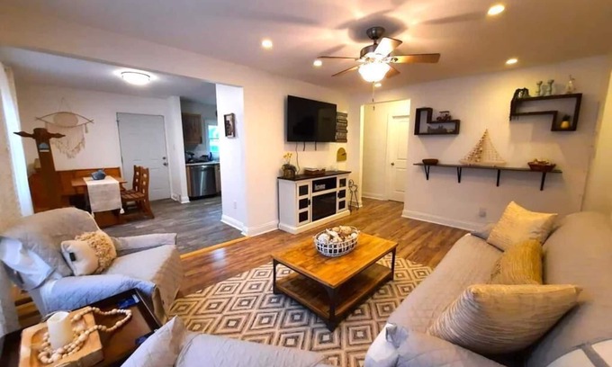 Benton Harbor Cottage | NEW ★ 🤩| Close to Beaches | Golf course | Private Deck | Central Air | 5 beds