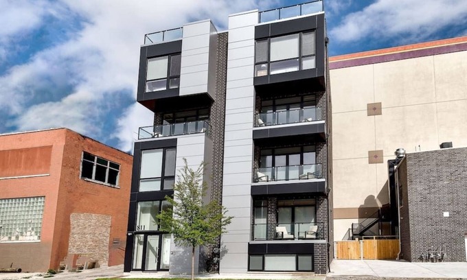 Killgubbin Apartment | New Construction Building in River North!