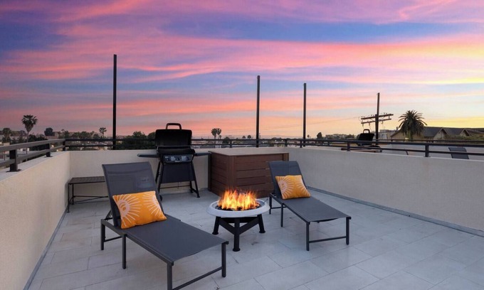 Historic Filipinotown House | New Construction Elegantly furnished near Downtown & Hollywood