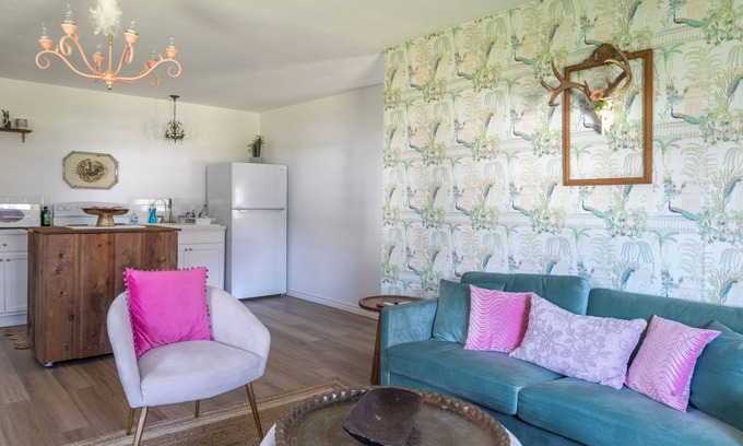 Burton House | NEW | Cozy cottage sleeps 3 | 10 min. to Round Top!