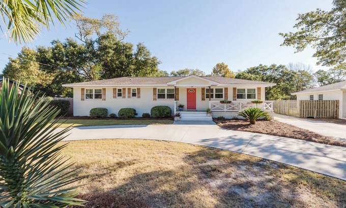 Green Meadow House | NEW! Cozy Hidden Haven - Centrally Located to Beach, Shopping & Downtown!