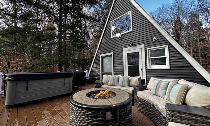 Tamworth Cabin | NEW! Cozy & Modern A-Frame in the woods w/HOT TUB