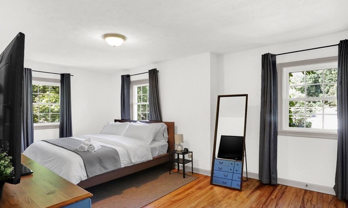 Indianapolis House | NEW Cozy Spot in Broad Ripple, Close to Shopping, Bars, and Parks - Free Parking