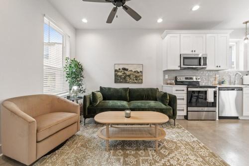 Lafayette Apartment | NEW Cracklin House Luxury Amenities Fast WiFi 65 TV