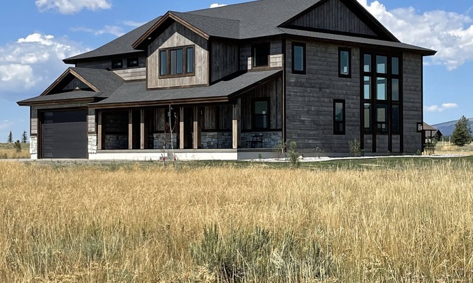 Island Park House | NEW~Custom 3 Master Suites~Waterfront Community~Near Yellowstone~AC~Hot tub~Wifi