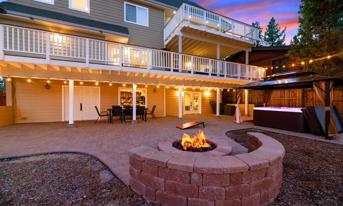 Big Bear House | NEW DECOR ❤️ HotTub Pool Table Arcade Fire Pit King Beds 2 Fireplaces