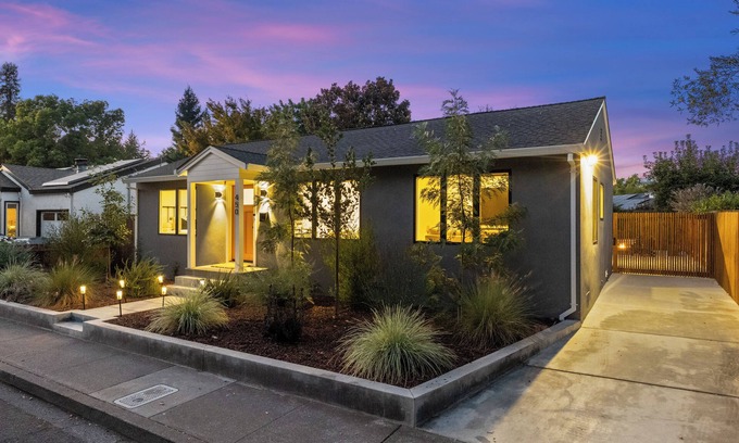 Sonoma House | NEW! Designer Eastside Sonoma Home, walk to plaza. nBy Inspired in Sonoma