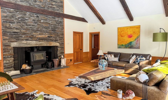 Lebanon House | NEW - Designer Home - Mins to Lebanon/Hanover - Chef's Kitchen - Sauna -Sleeps 8