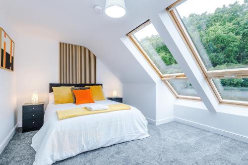 Rastrick House | NEW! Detached 4BR, Driveway Parking, Spacious