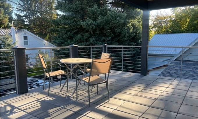 Hailey Apartment | New downtown Hailey 2 bedroom apartment steps to bike path