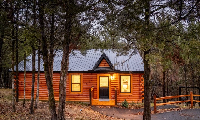Sevierville Cabin | ~New~ Epic couple's retreat w/theatre, pool table, firepit, jacuzzi & more!