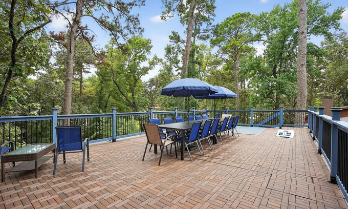 Pointblank House | NEW! Evergreen Estate with Rooftop Balcony & Games