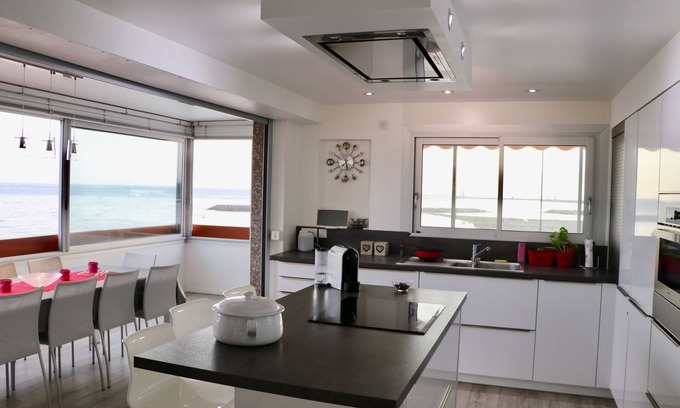La Grande-Motte Apartment | New, EXCEPTIONAL feet in the water.