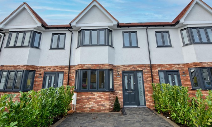 Southend-on-Sea House | New executive 4 bedroom home close to the beach