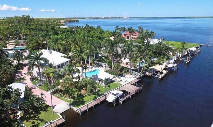 Iona Villa | NEW-Fantastic villa- big big big pool area- Riverview- only seconds to the river