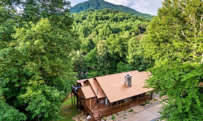 Wears Valley Cabin | New Fun Family Cozy Cabin w/hot tub -games- great location!