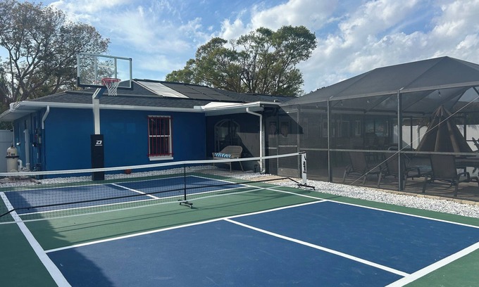 Whitfield House | NEW Heated Pool, Pickleball/Basketball, Sauna, Fire Pit, Outdoor Kitchen