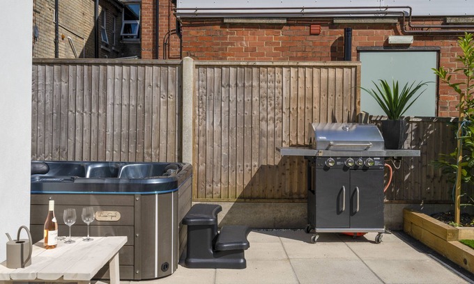 Poole House | New Home near Sandbanks + Hot Tub + Sleeps 9 guests. 3 x bathrooms