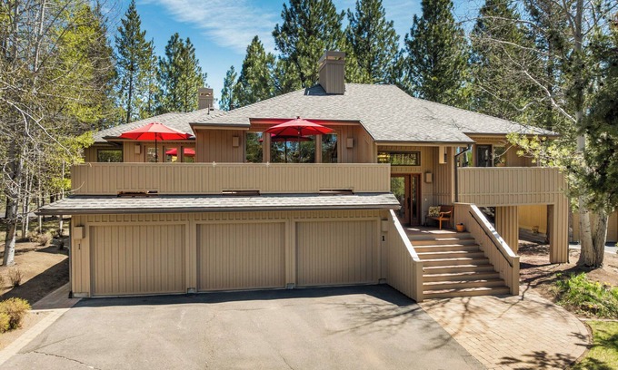 Sunriver House | New! Hot Tub ~ Bonus Room ~ Games Tables ~ 4 Bedrooms ~ 10 SHARC passes ~ AC!