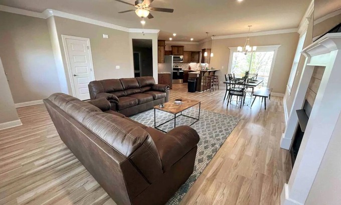 Eureka Springs House | New Hot Tub Lake View King Suite FAST WiFi 75” TV