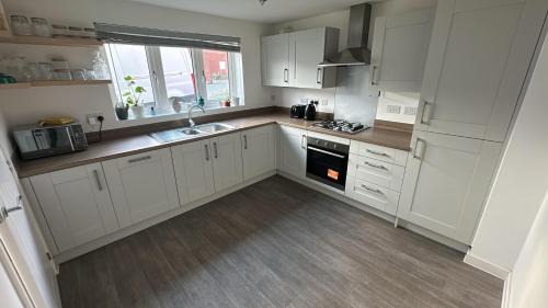 Wellingborough House | New House! Large Drive! Ideal For Business or Relocation, Weekly and Monthly Stay