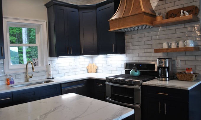 Clayton House | New house w/view; 5-10 mins to Clayton & Burton; sleeps 9; rooms Ensuite