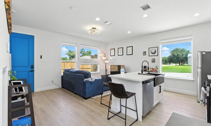 Southeast Houston House | NEW! Houston Cozy Retreat | 3BR 3BA | Downtown Views