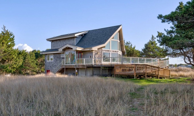 Ocean Park House | New Julie's Stuga-Oceanfront with stunning deck and private access to beach