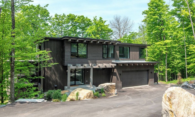Mont-Tremblant House | NEW! Lagom Tyst Chalet | 7 Bedroom | Hot Tub | Near Resort | Tremblant Living