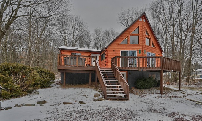 White Haven Cabin | NEW ! Lake front Lookout Log Cabin! Private Lake !