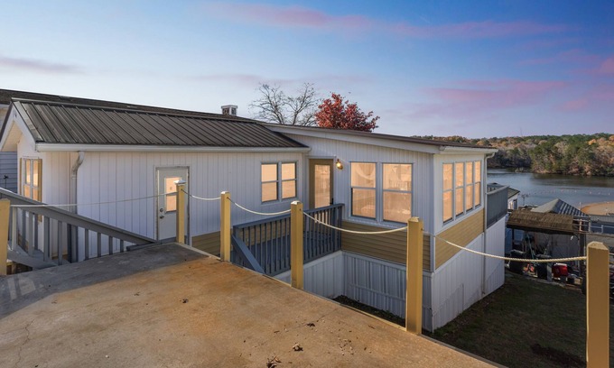 New London House | NEW! Lakefront Retreat in Badin Shores Resort