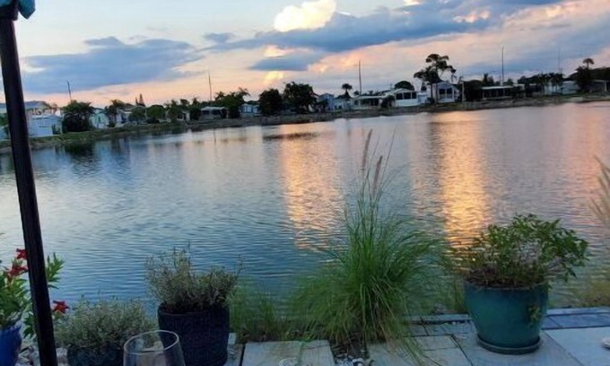 North Naples Cottage | "NEW" Lakeside Cottage, Resort. Serene, Tranquil hm. 2.3 miles from the Beach.