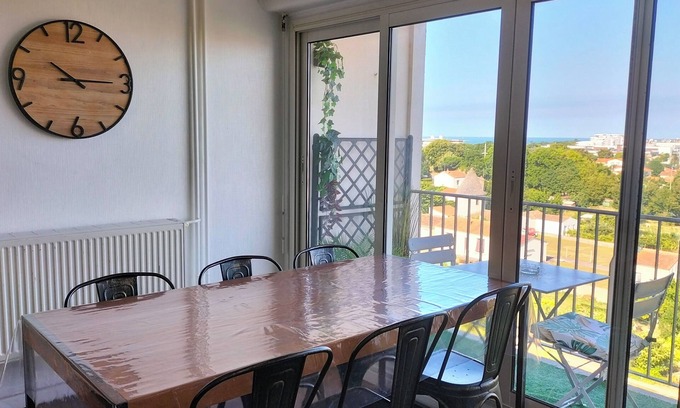 La Rochelle Apartment | New: large, bright apartment with sea view near center and port